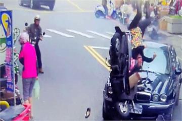 新竹市場車輛暴衝撞騎士 360度翻轉墜落