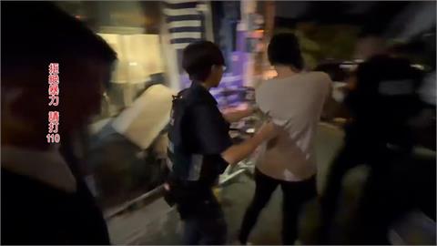打翻醋醰子！不滿前夫有新對象　女子持剪刀攻擊被警搜出喪屍煙彈