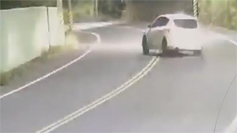 轎車過彎甩尾撞電桿！一乘客被夾在車內「斷腿」