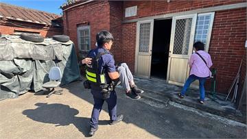 老翁負氣離家跌坐路旁 員警「一把抱起」送他返家