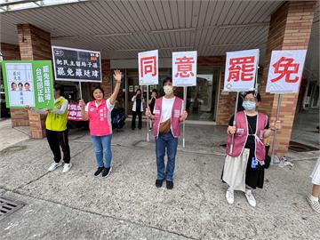 快新聞／全力挺罷團！幫掃街還出資掛看板　議員籲：罷免羅廷瑋台灣回正軌
