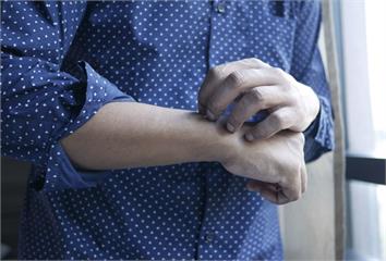 秋天病乾癢抓不停   狂擦乳液也沒用？醫揭保溼「最重要時間點」
