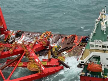 中國籍貨輪「鈺洲啟航」擱淺野柳　　抽油船因浪大作業喊卡
