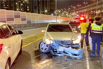 路況不熟自撞分隔島 駕駛精神恍惚唾液快篩揪毒駕