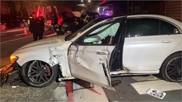 19歲男租賓士自撞環快分隔島　車輛側翻飛起畫面曝