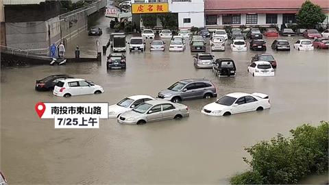 南投貓羅溪暴漲！　民眾車內睡到一半「水淹進車」