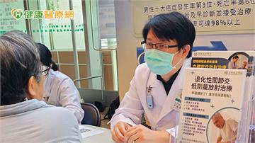 72歲嬤膝蓋痛到不想出門!不敢換人工關節 醫曝「另一治療選項」