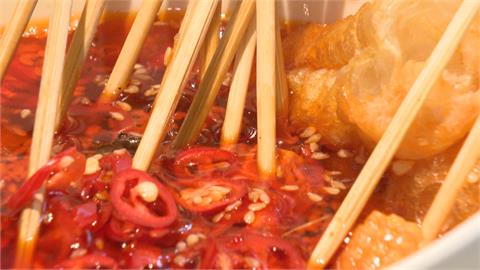 串串泡在紅油裡！四川料理登台「軌道送餐」結合AI