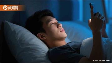 睡前滑手機害失眠？醫師揭驚人真相：元凶不是藍光