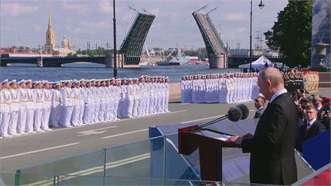 俄羅斯海軍節盛大閱兵　普丁校閱艦艇未提戰事