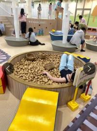 超噁！情侶腳踩木球按摩　奇葩行徑挨轟「好沒水準」
