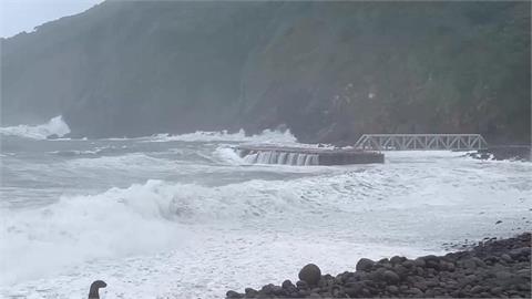 宜蘭豪雨狂炸！蘇澳民宅淹水　龜山島掀滔天巨浪