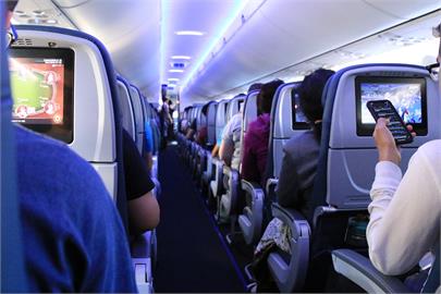 飛機上別亂點飲料！空服員曝內幕：「這1細節」超噁心網友全嚇壞