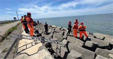 撿貝殼驚見「白色腳掌」彰濱海堤消波塊藏男屍　疑為失蹤56天老翁
