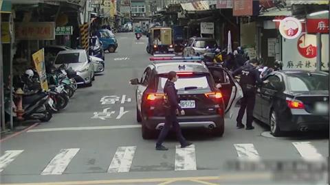 違停等朋友遭攔檢！　新北男子當場被抓「持毒又毒駕」