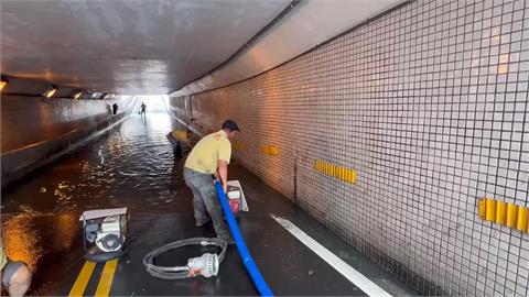 宜蘭羅東深夜突下暴雨　多處路段積水民眾清理家園