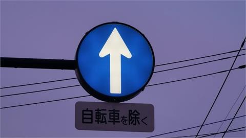 日本奇葩路標「直行上月球？」超魔幻　15萬人朝聖：比阿姆斯壯先進