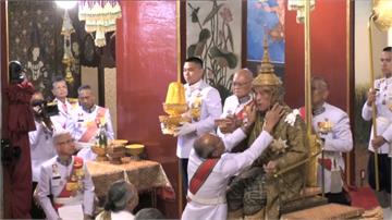 泰王加冕儀式為期3天 聖水灌頂「人轉神」
