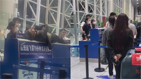 中國旅客不滿航班取消　躺櫃台耍賴：我身體有毛病