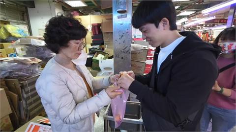 水果香甜可口！南韓母子逛台灣果菜市場被狂餵　感動喊：真的超好吃