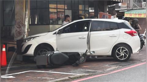 駕照剛到手就出意外 18歲女大生疑過彎緊張連撞機車.店家