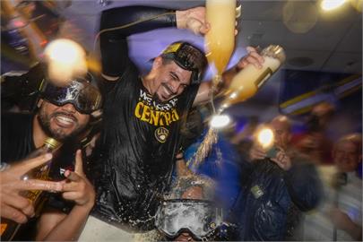MLB/開香檳!首支晉級隊伍出爐 釀酒人「砸破專家眼鏡」奪分區冠軍