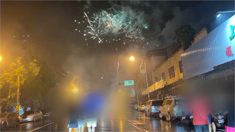 扯！　疑慶生霸佔車道放煙火　警獲報依法開罰