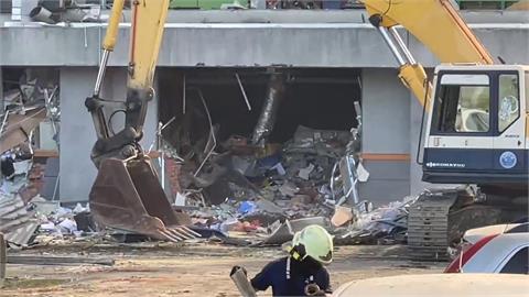 屏東球具工廠週五傍晚爆炸　重機具進駐開挖尋獲2員工遺體