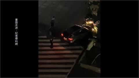 警專大隊長倒車不慎撞石墩　20多學生到場合力抬車