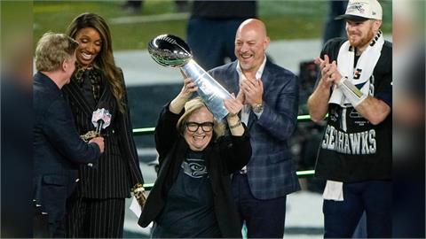 NFL(影)／半裸球迷亂入超級盃比賽一度暫停！最終海鷹29:13擊敗愛國者奪冠