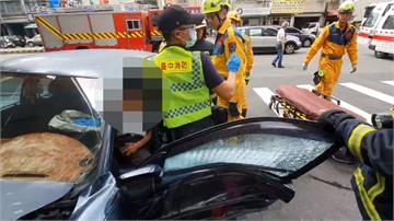 疑違規迴轉　轎車撞超商騎樓柱傷行人