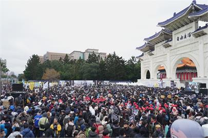 快新聞／小草釘孤枝喊破8萬人！陳佩琪也到了　黃國昌遭質疑雙標這樣回