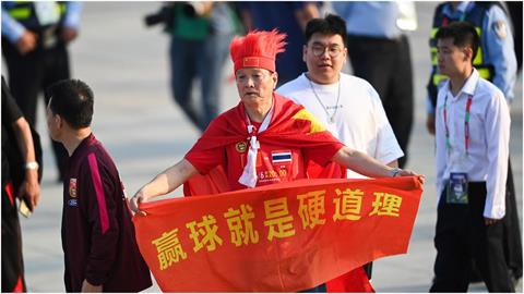 中國足球員輸不起「飛踢日本球員頭部」他當場倒地！舊片被挖日網氣炸：低級惡劣