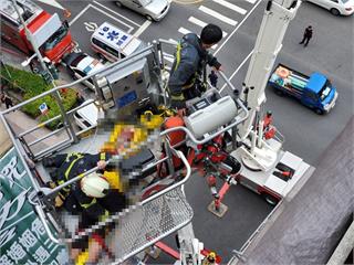 快新聞／大樓外牆突「砰一聲」倒塌！ 高雄2施工人員遭壓傷送醫急救