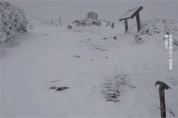 台灣的「北國」 雪霸群山積雪20公分深