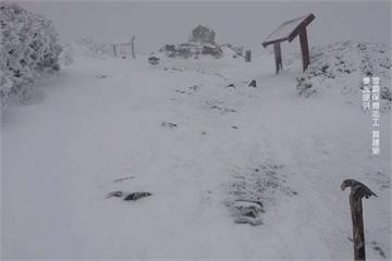 台灣的「北國」 雪霸群山積雪20公分深