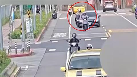 轎車超車肇事未停! 外送員騎士暴怒搥車窗理論