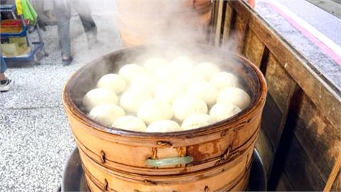 宜蘭知名包子未出爐買不到　插隊婦暴走踹椅被店員抱離