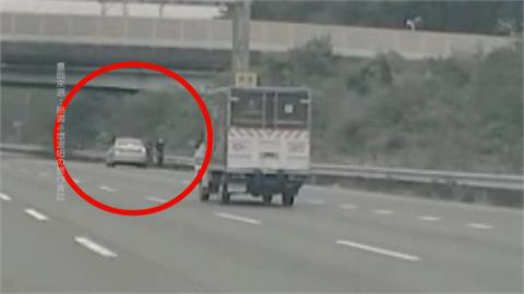 驚! 國道"離奇掉出1人" 跳車男疑債務問題不想害到女友