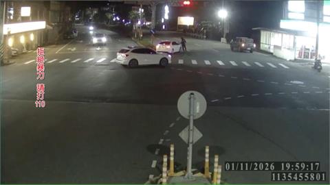 車內搜出毒! 猛男"持雙刀"隨機攔車攻擊 22名警力壓制仍拒捕