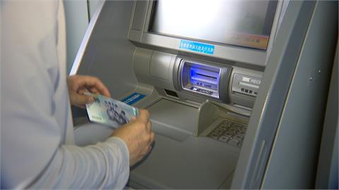 傳陳佩琪捧百萬現鈔存ATM　「一次這麼多張」引發熱議