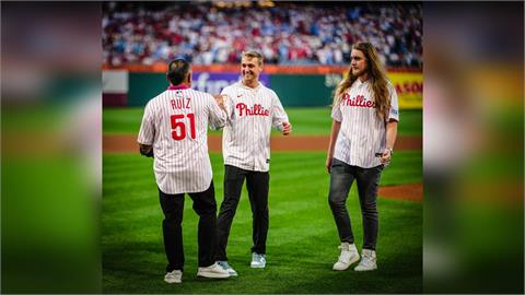 MLB(影)／費城人傳奇「大夫」季後賽無安打15週年　兒子代父親擔任開球貴賓