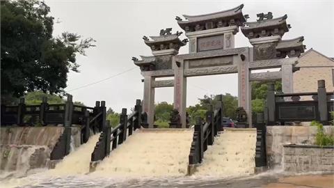 金門又淹了！馬路水淹及膝　警冒雨徒手清水溝