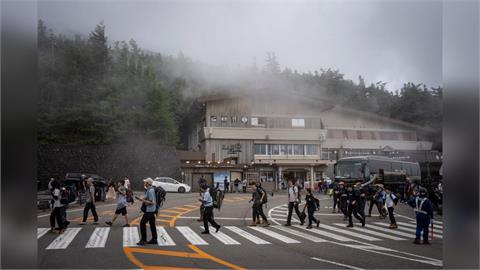 扯！ 7歲兒登富士山體力不支 父為攻頂狠心丟包山腰
