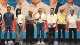侯友宜挺洪孟楷反罷「遭搶麥」！前鄉長突嗆「你不認同嗎」尷尬畫面全被拍