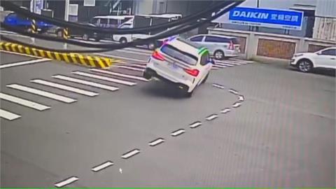 不熟路況? 轎車駕駛"沒看到庇護島" 直直撞上動彈不得