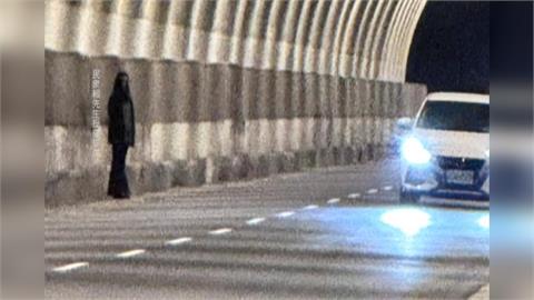 基隆市中山隧道長髮女鬼站在隧道旁 照片po上網引發關注