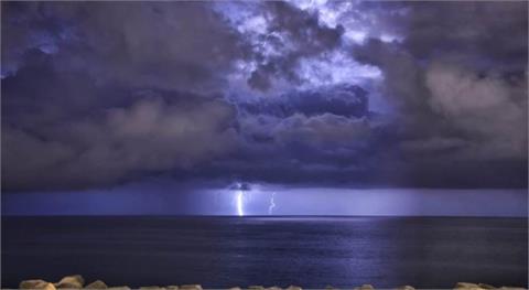 花蓮外海驚人「雷雨胞」照片曝！鄭明典讚嘆：幾乎是由雲頂直通海面