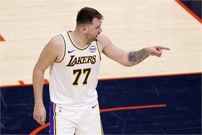 NBA(影)/這什麼狀況?Doncic和場邊球迷對話卻遭裁判驅逐出場險爆衝突