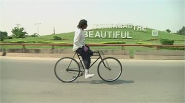 巴基斯坦男騎無把手腳踏車　周遊全國倡和平
